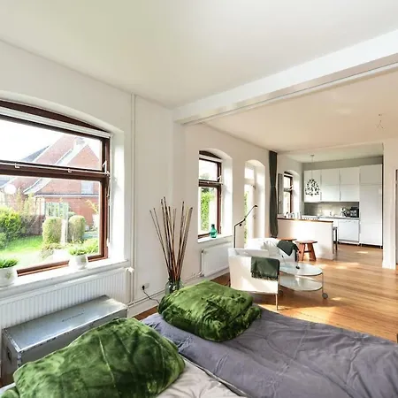 Kanalvilla - Urlaub Am Nord-ostseekanal - Zwei Im Angebot- Eine Im Dachgeschoss Und Eine Mit Garten Sehestedt